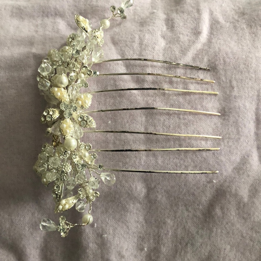 Pearl and gem hair piece